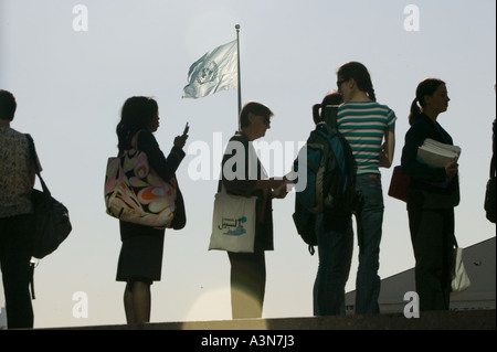 Menschen warten in der Schlange zu den Vereinten Nationen geben aufbauend auf 1st Avenue in New York City-NY-USA, September 2005 Stockfoto