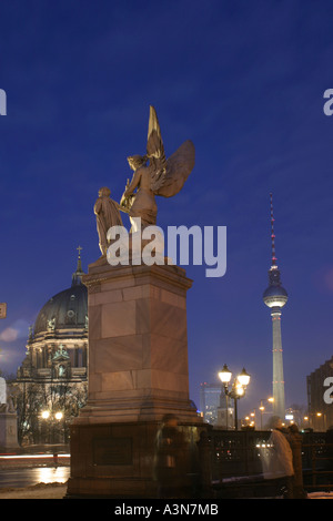 Berliner Dom und TV Turm Atseen über die Schlossbruecke, entworfen von K. F. Schinkel 1821 mit Statuen von Göttern und Krieger Stockfoto