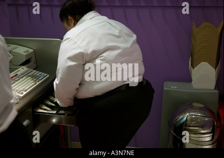 Blick auf eine Person übergewichtig Kasse in einem Store in New York City-NY-USA November 2004 Stockfoto