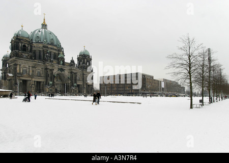 Berliner Dom im Winter Schnee, Deutschland, Europa. Stockfoto