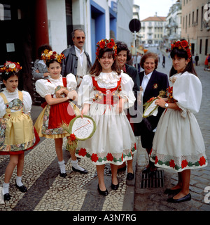 JUNGE FRAUEN UND KLEINE MÄDCHEN MIT IHRER FAMILIE BEIM FRÜHLINGSBLUMENFEST FUNCHAL MADEIRA ISLAND PORTUGAL EUROPA Stockfoto