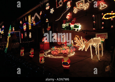 Terrassenhäuser eingerichtet mit vielen Weihnachtsbeleuchtung an Crindledyke, Carlisle, Cumbria, England Stockfoto