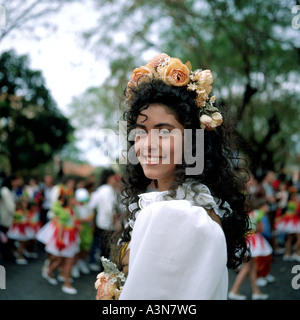 YOUNG WOMAN PORTRAIT MIT BLUMEN KOPFBEDECKUNG BEI SPRING FESTIVAL FUNCHAL MADEIRA BLUMENINSEL PORTUGAL Stockfoto