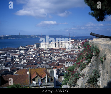 BAIXA-VIERTEL MIT TEJO UND CASTELO SAO JORGE CASTLE WALL LISSABON PORTUGAL Stockfoto