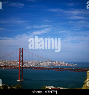 PONTE 25 de Abril SUPENSION BRIDGE UND DEN TEJO LISSABON PORTUGAL EUROPA Stockfoto