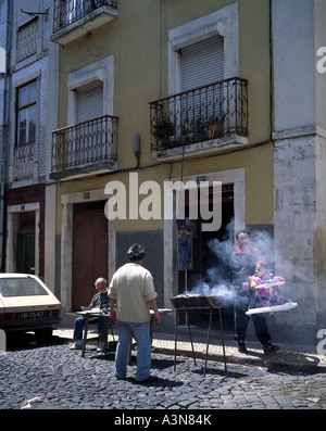 GRILLEN SARDINEN AUF DER STRAßE IN BICA BEZIRK LISSABON PORTUGAL Stockfoto