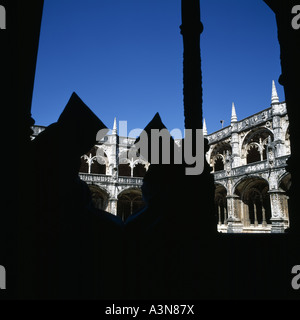 ZWEI MÖNCHE SILHOUETTEN IN KLÖSTERN VON MOSTEIRO DOS JERONIMOS HIERONYMITE KLOSTER 16TH JAHRHUNDERT LISSABON PORTUGAL EUROPA Stockfoto