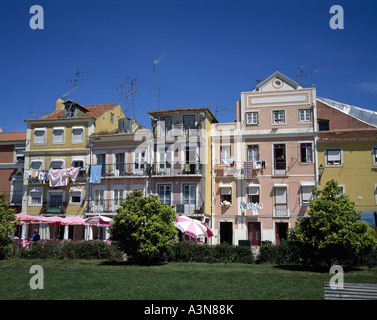 RENOVIERTE HÄUSER MIT TROCKNENDE WÄSCHE BELEM VIERTEL VON LISSABON PORTUGAL Stockfoto