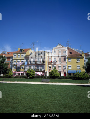 RENOVIERTE HÄUSER MIT TROCKNENDE WÄSCHE BELEM VIERTEL VON LISSABON PORTUGAL Stockfoto