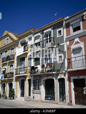 RENOVIERTE HÄUSER MIT TROCKNENDE WÄSCHE BELEM VIERTEL VON LISSABON PORTUGAL Stockfoto