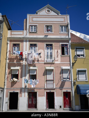 RENOVIERTES HAUS MIT TROCKNENDE WÄSCHE BELEM VIERTEL VON LISSABON PORTUGAL Stockfoto