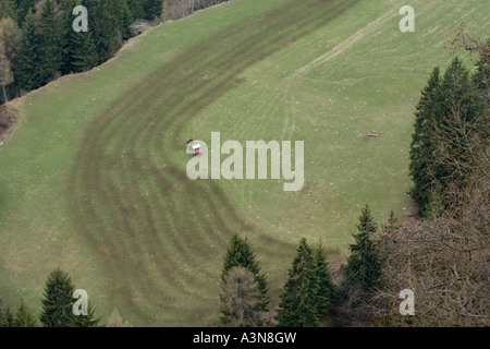Düngung einer Bergwiese mit Gülle, Südtirol, Italien Stockfoto