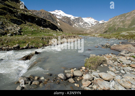 Plimabach Fluss im oberen Martelltal mit dem Cevedale-Gletscher im Hintergrund Stockfoto