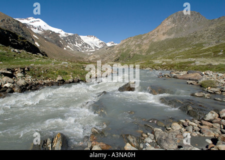 Plimabach Fluss im oberen Martelltal mit dem Cevedale-Gletscher im Hintergrund Stockfoto