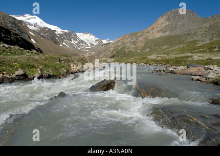 Plimabach Fluss im oberen Martelltal mit dem Cevedale-Gletscher im Hintergrund Stockfoto