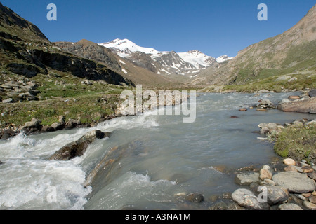 Plimabach Fluss im oberen Martelltal mit dem Cevedale-Gletscher im Hintergrund Stockfoto