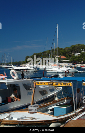 Den schönen Hafen und die Stadt Hvar Kroatien Stockfoto