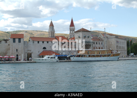Blick über Trogirski Kanal der Riva Trogir Kroatien Stockfoto
