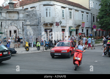 Junge Frau auf Motorroller in der Nähe von Landtor Vrata Trogir Kroatien Stockfoto