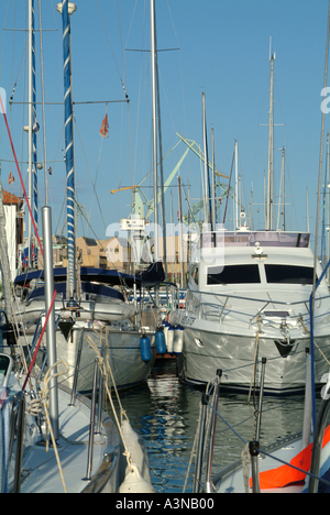 Boote und Yachten in Marina mit Kran im Hintergrund bei Trogir Kroatien Stockfoto