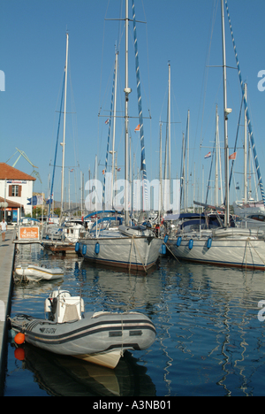 Boote und Yachten vertäut am Marina in Trogir Kroatien Stockfoto