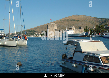 Blick auf Marina Bereich Festung und Fähre in Trogir Kroatien Stockfoto