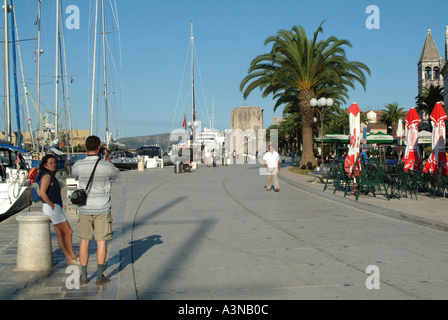 Blick entlang der Riva in Richtung Festung Kamerlengo Trogir Kroatien Stockfoto