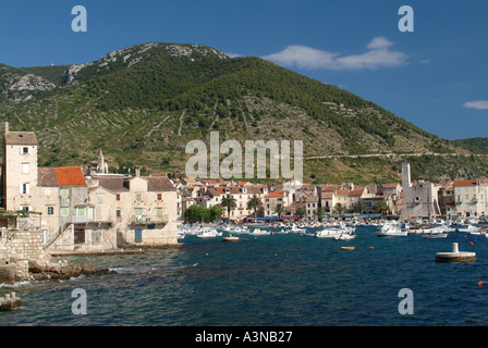Den Hafen und die alte Festung Komiza-Insel Vis-Kroatien Stockfoto