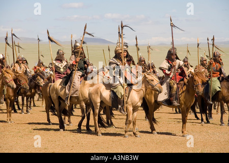 Mongolische Krieger auf Pferden bewaffnet mit Speeren, die Musterung für die Schlacht Stockfoto