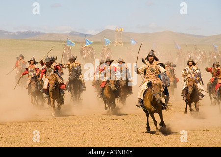 Grimmige mongolische Krieger auf Horrseback laden in die Schlacht Stockfoto