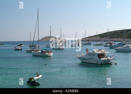 Schöne Bucht voller Boote Palmizana Meneghello Insel Kroatien Stockfoto