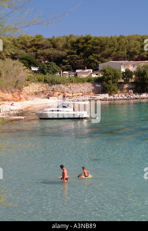 Schöne Bucht mit Boot an Palmizana Meneghello Insel Kroatien Stockfoto