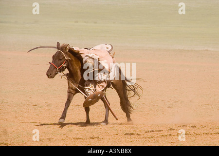 Mongolische Reiter klammerte sich an seinem Pferd verletzt Stockfoto