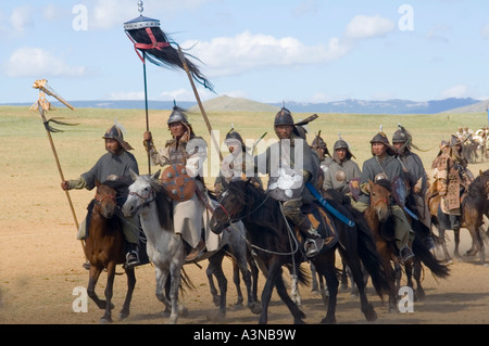 mongolische Kavallerie bewaffnet, mit schwarzen Jak-Tail Krieg Banner einschließlich ein blue eyed Pferd Stockfoto