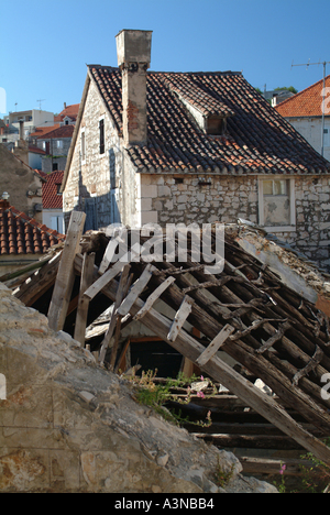 Altes Dach des Gebäudes mit Gehäuse hinter Milna auf der Insel Brac Kroatien Stockfoto