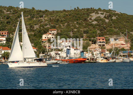 Ankunft in Vinisce Bay am kroatischen Festland Kroatien Yacht Stockfoto