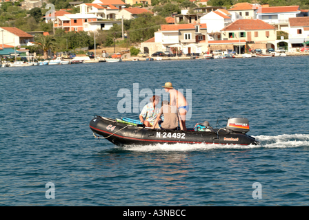 Schlauchboot in Vinisce Bucht am kroatischen Festland Kroatien Stockfoto