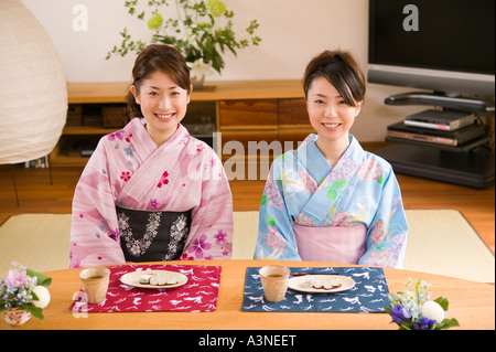 Zwei junge Frauen tragen Yukata sitzen Stockfoto