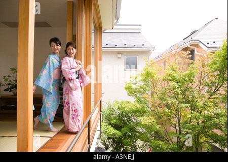 Zwei junge Frauen tragen Yukata stehend Stockfoto