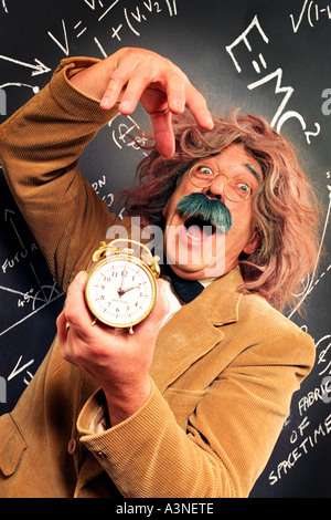 Uhr statt von mad Professor sah aus wie Einstein mit E = MC2 auf Tafel mit Gleichungen über Zeit, Zeitreisen & Raum Stockfoto