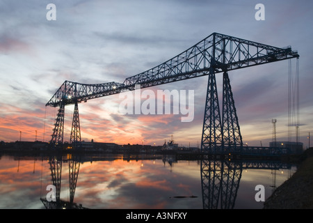 Tees Transporter Bridge, oder die Middlesbrough Transporter Aerial Transfer Ferry Bridge ist die am weitesten stromabwärts gelegene Brücke über den Fluss Tees, England Stockfoto