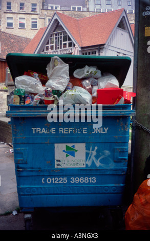 Müll und Abfall überfüllt von großen Handel verweigern nur Wheelie bin, Bath Spa, Somerset, England UK Stockfoto