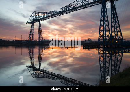 Tees Transporter Bridge, oder die Middlesbrough Transporter Aerial Transfer Ferry Bridge ist die am weitesten stromabwärts gelegene Brücke über den Fluss Tees, England Stockfoto