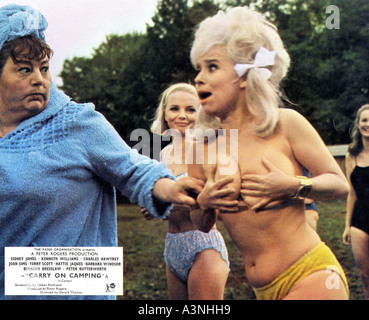 CARRY ON CAMPING Barbara Windsor rechts und Joan Sims in der 1969 Rang Peter Evans-Comedy-Film Klassiker Stockfoto