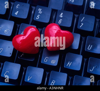 Rote Herzen auf Computer-Tastatur Stockfoto