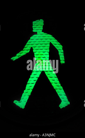 Mann zu Fuß gehen grünes Schild an der Ampel Stockfoto