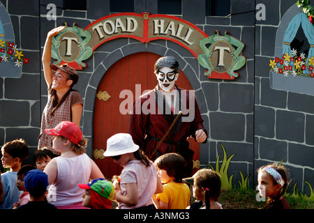 Akteure aus der australischen Shakespeare Company machen eine Sommer-Abendvorstellung von Kenneth Garham s The Wind in the Willows Stockfoto