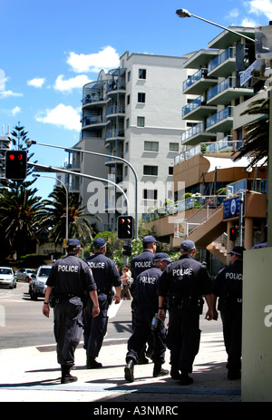 Schwer bewaffnete Spezialeinheiten der Polizei-Patrouille in der Nähe von Hochhaus Wohnungen in Cronulla Sydney Stockfoto