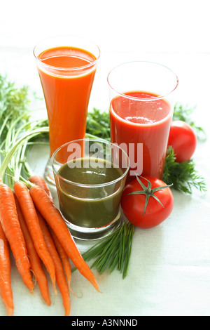 Karotte Tomate und Weizengras-Saft Stockfoto