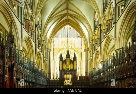 Blick nach Westen in den Chor der Kathedrale von Lincoln, die Orgelpfeifen. Die Überfahrt und das Kirchenschiff hinter. Lincolnshire, England Stockfoto